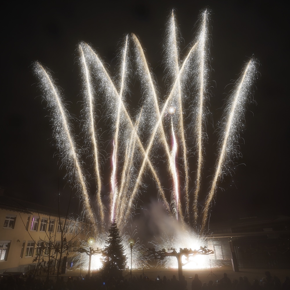 Gold-Silberne Feuerwerk-Schweife