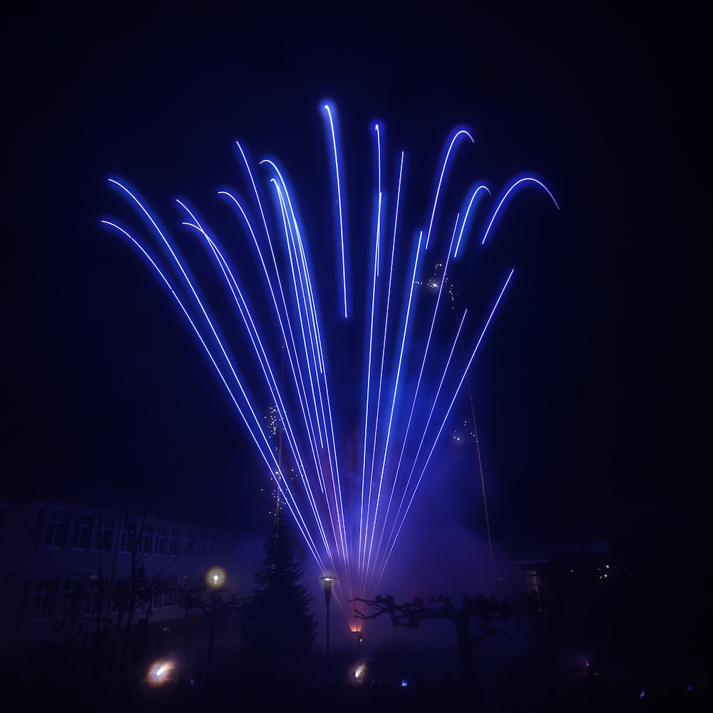 Blaue Feuerwerk-Schweife
