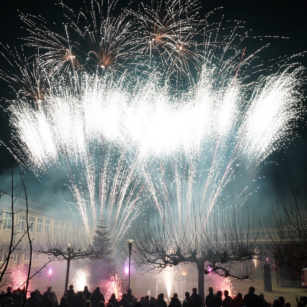 Glitzerndes Feuerwerk am Himmel und Boden